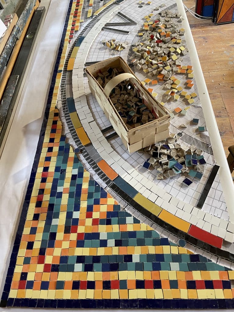 tessery - miniaturowe elementy mozaiki i fragment ułożonej mozaiki