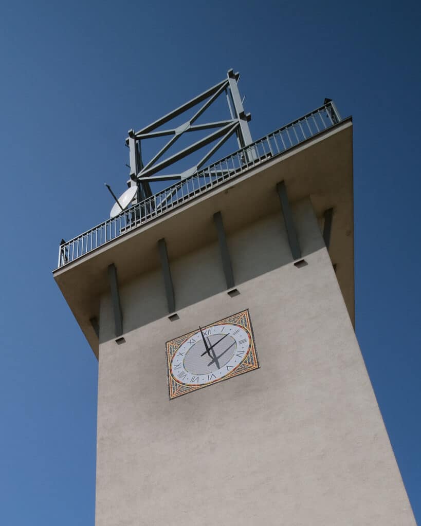 Widok na wieżę zegarową z mozaiką