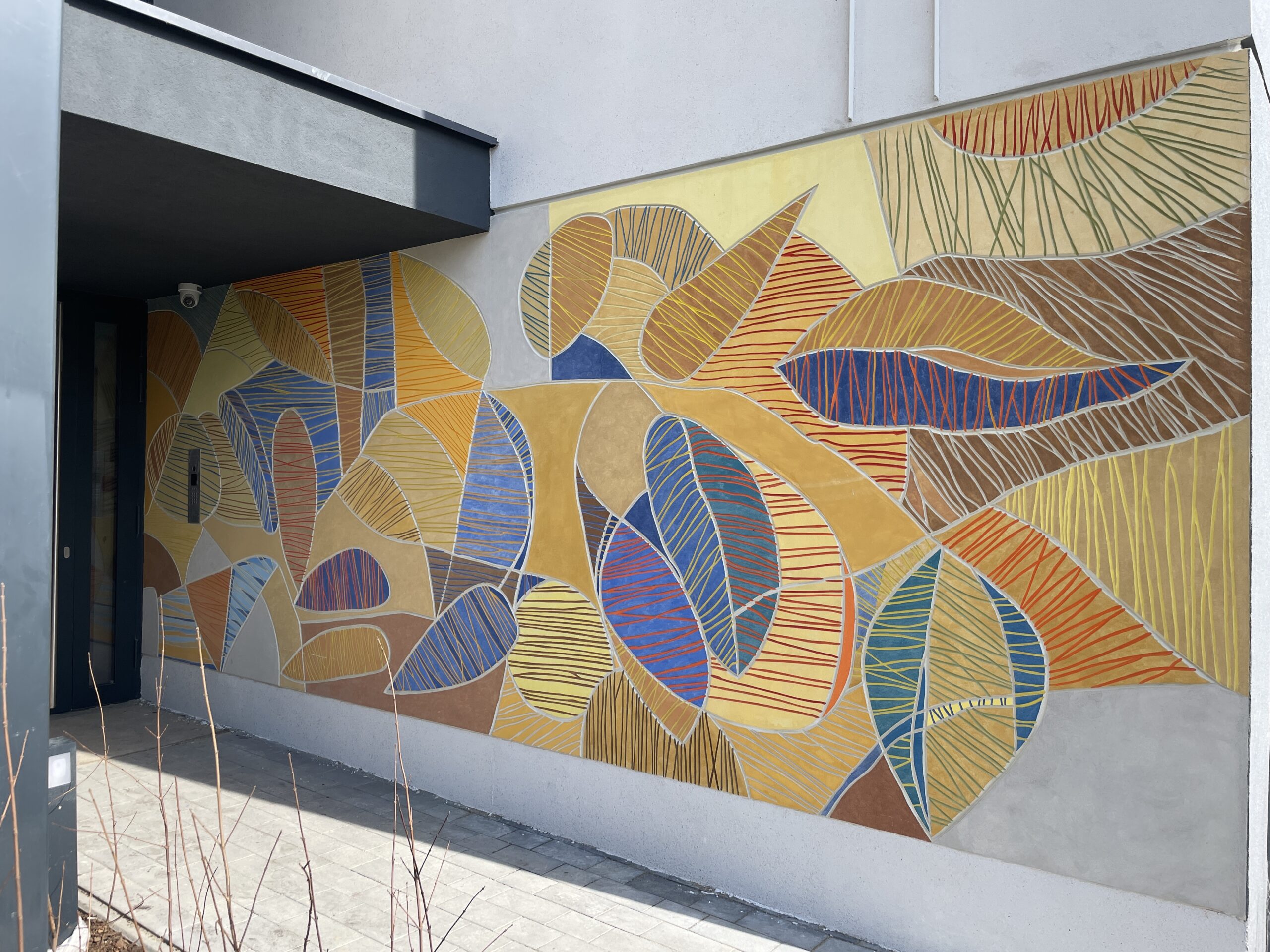 abstrakcyjna kolorowa ściana malowana i drapana z motywami liści