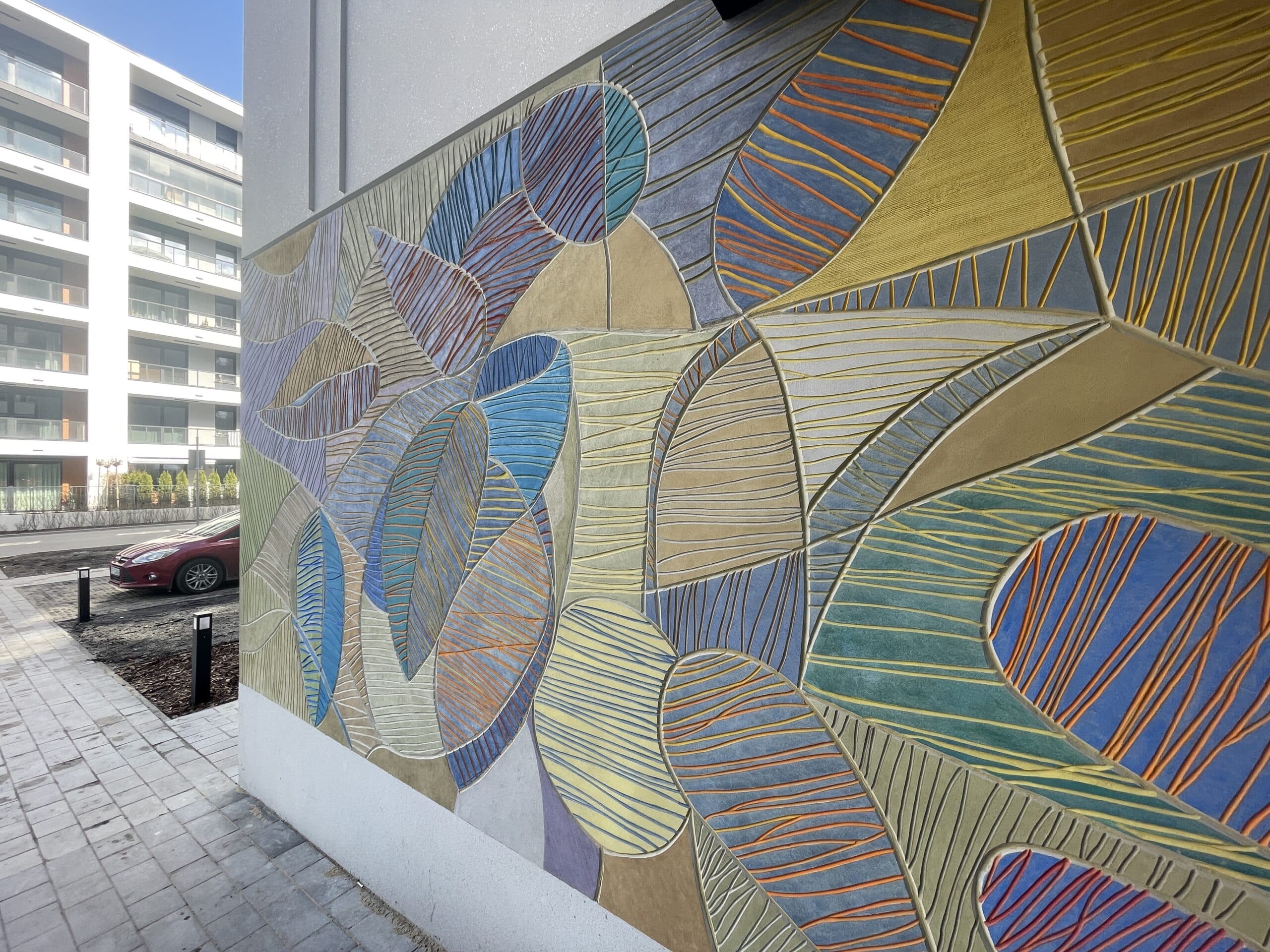 abstrakcyjna kolorowa ściana malowana i drapana z motywami liści